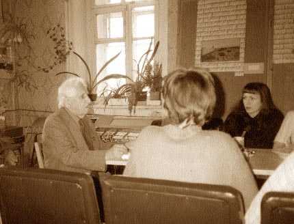 Владимир Леонидович Некрасов, бывший репрессированный, на встрече с молодежью в помещении ЕО